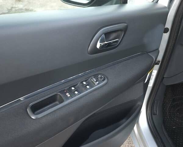 Серый Пежо 5008, объемом двигателя 1.56 л и пробегом 194 тыс. км за 7850 $, фото 5 на Automoto.ua