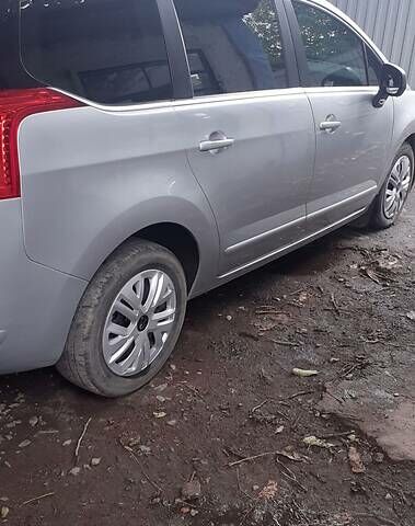 Серый Пежо 5008, объемом двигателя 1.6 л и пробегом 212 тыс. км за 8300 $, фото 9 на Automoto.ua