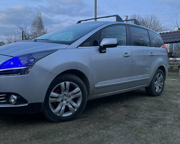 Серый Пежо 5008, объемом двигателя 2 л и пробегом 320 тыс. км за 8000 $, фото 1 на Automoto.ua