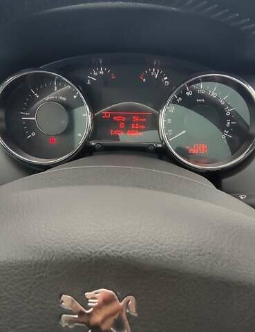 Сірий Пежо 5008, об'ємом двигуна 1.56 л та пробігом 298 тис. км за 10000 $, фото 7 на Automoto.ua