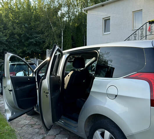 Сірий Пежо 5008, об'ємом двигуна 1.56 л та пробігом 258 тис. км за 8700 $, фото 5 на Automoto.ua