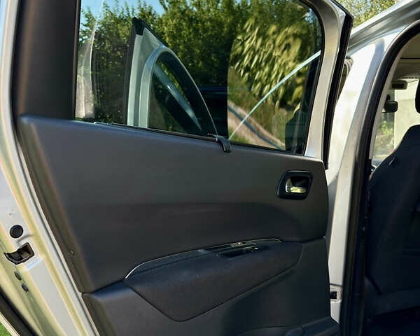 Сірий Пежо 5008, об'ємом двигуна 1.56 л та пробігом 258 тис. км за 8700 $, фото 9 на Automoto.ua