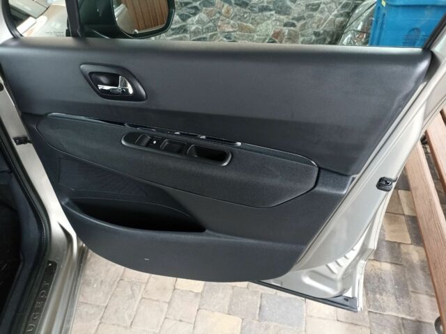 Сірий Пежо 5008, об'ємом двигуна 1.6 л та пробігом 120 тис. км за 9600 $, фото 3 на Automoto.ua