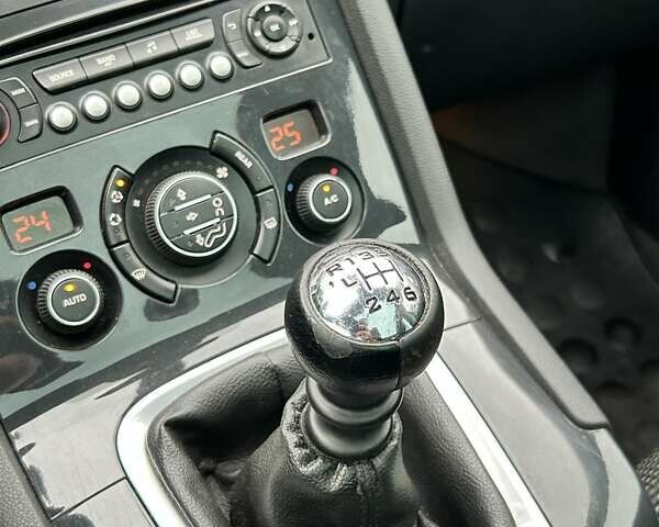 Сірий Пежо 5008, об'ємом двигуна 1.6 л та пробігом 254 тис. км за 8000 $, фото 17 на Automoto.ua