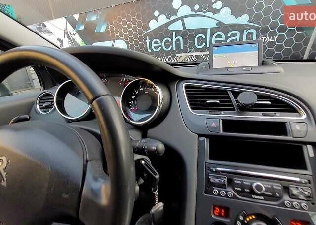 Сірий Пежо 5008, об'ємом двигуна 1.6 л та пробігом 244 тис. км за 9500 $, фото 4 на Automoto.ua