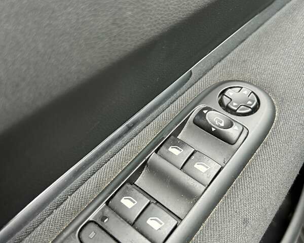 Сірий Пежо 5008, об'ємом двигуна 1.6 л та пробігом 254 тис. км за 8000 $, фото 23 на Automoto.ua