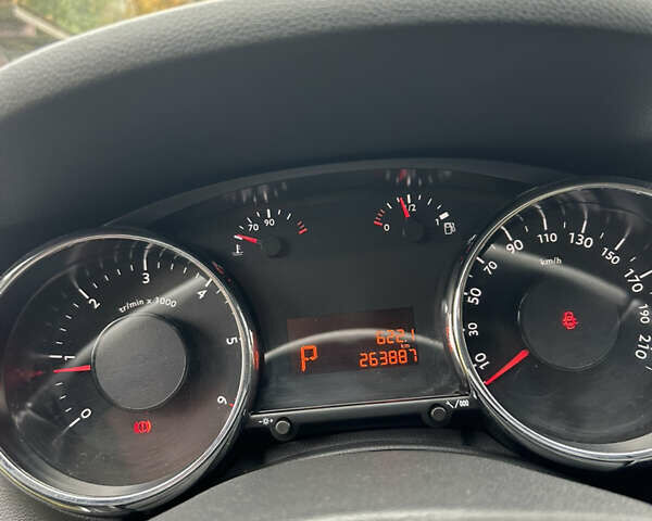 Сірий Пежо 5008, об'ємом двигуна 1.56 л та пробігом 263 тис. км за 11200 $, фото 32 на Automoto.ua