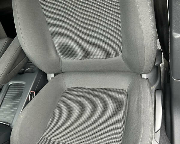 Сірий Пежо 5008, об'ємом двигуна 1.56 л та пробігом 263 тис. км за 11200 $, фото 18 на Automoto.ua