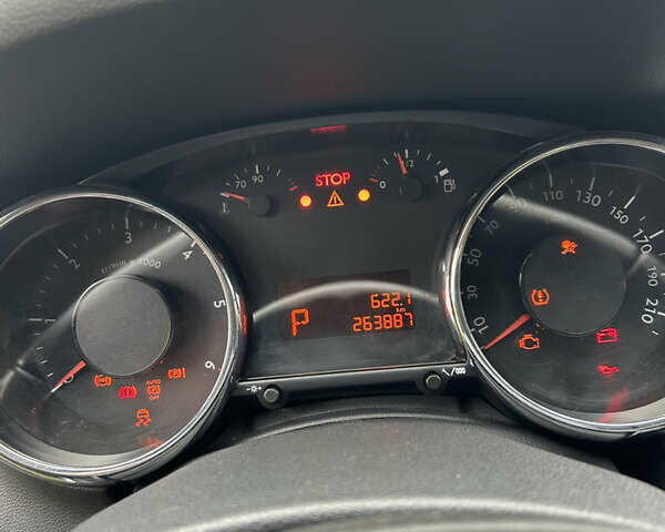 Сірий Пежо 5008, об'ємом двигуна 1.56 л та пробігом 263 тис. км за 11200 $, фото 31 на Automoto.ua