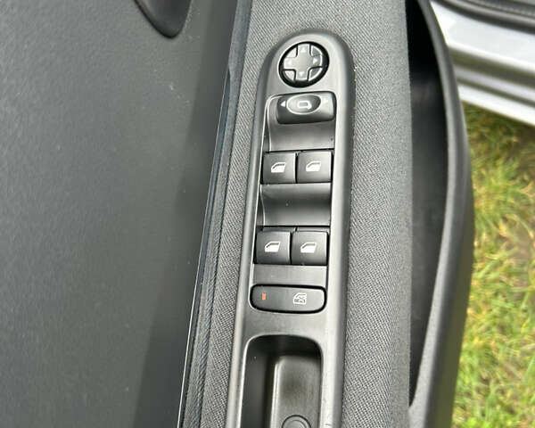 Сірий Пежо 5008, об'ємом двигуна 1.56 л та пробігом 263 тис. км за 11200 $, фото 33 на Automoto.ua