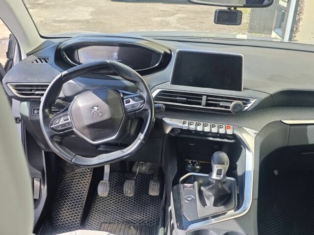 Серый Пежо 5008, объемом двигателя 1.5 л и пробегом 130 тыс. км за 16400 $, фото 2 на Automoto.ua