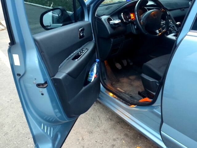 Синий Пежо 5008, объемом двигателя 2 л и пробегом 300 тыс. км за 8000 $, фото 4 на Automoto.ua