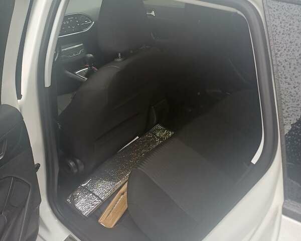 Белый Пежо 508, объемом двигателя 1.56 л и пробегом 230 тыс. км за 9800 $, фото 5 на Automoto.ua