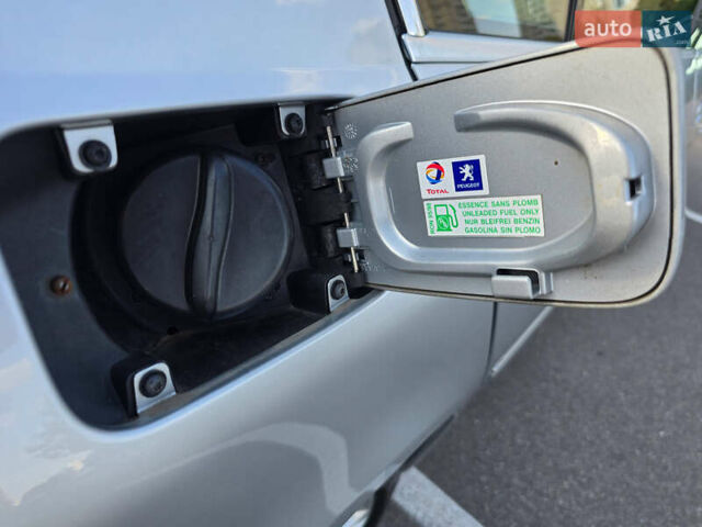 Сірий Пежо 607, об'ємом двигуна 2.95 л та пробігом 135 тис. км за 10800 $, фото 68 на Automoto.ua