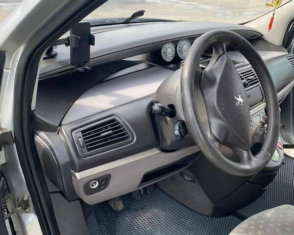 Серый Пежо 807, объемом двигателя 2 л и пробегом 295 тыс. км за 5200 $, фото 15 на Automoto.ua
