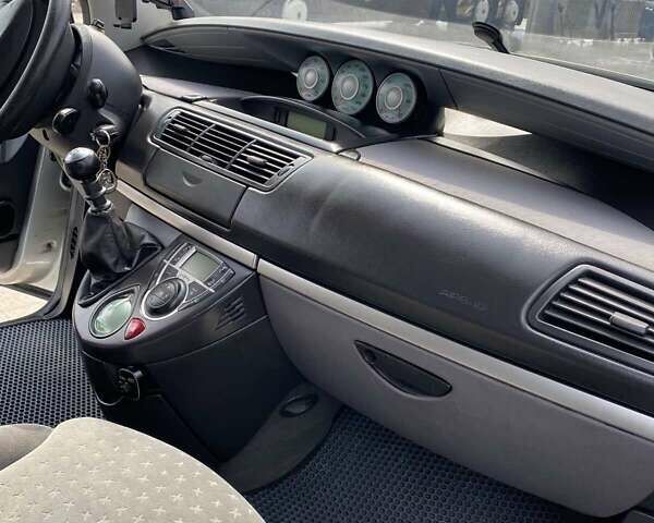 Серый Пежо 807, объемом двигателя 2 л и пробегом 295 тыс. км за 5200 $, фото 24 на Automoto.ua