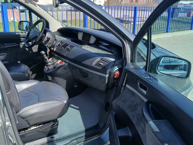 Серый Пежо 807, объемом двигателя 2 л и пробегом 334 тыс. км за 7300 $, фото 2 на Automoto.ua