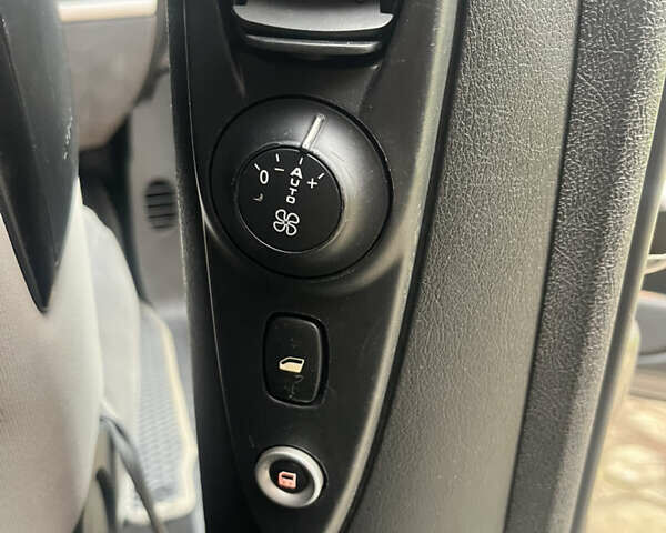 Серый Пежо 807, объемом двигателя 2 л и пробегом 300 тыс. км за 5900 $, фото 17 на Automoto.ua