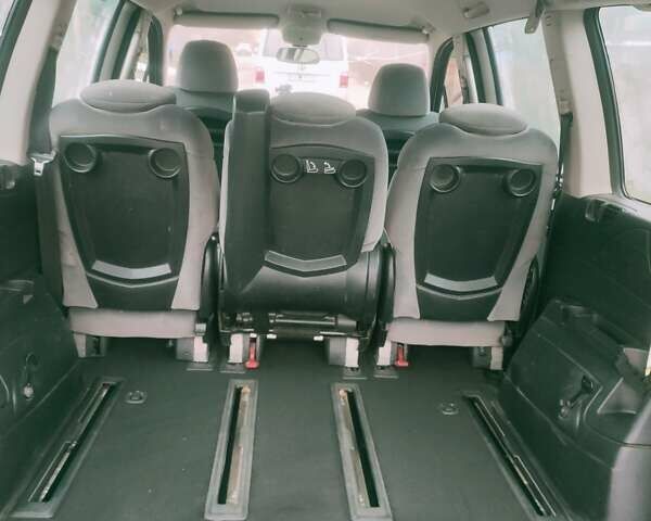 Серый Пежо 807, объемом двигателя 2 л и пробегом 248 тыс. км за 7000 $, фото 3 на Automoto.ua