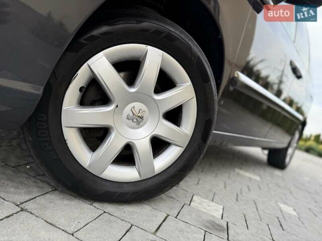 Серый Пежо 807, объемом двигателя 2 л и пробегом 195 тыс. км за 7250 $, фото 9 на Automoto.ua