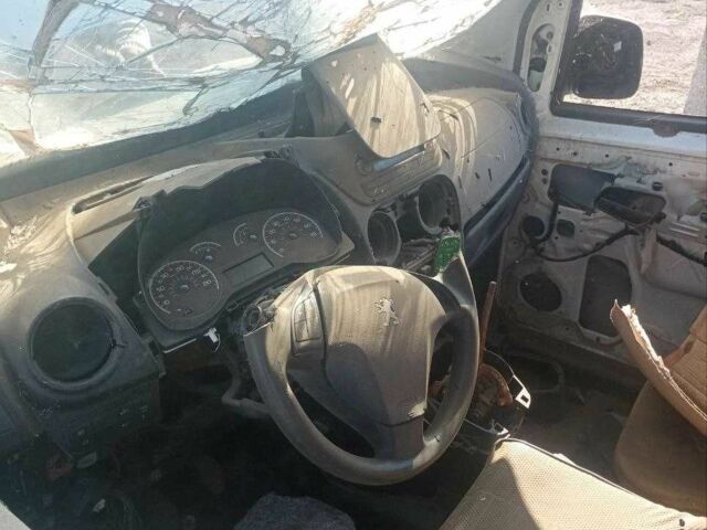 Пежо Биппер груз.-пасс. 2012 в Херсоне на Automoto.ua Белый Пежо Биппер груз.-пасс., объемом двигателя 1.2 л и пробегом 3 тыс. км за 2000 $, фото 2 на Automoto.ua