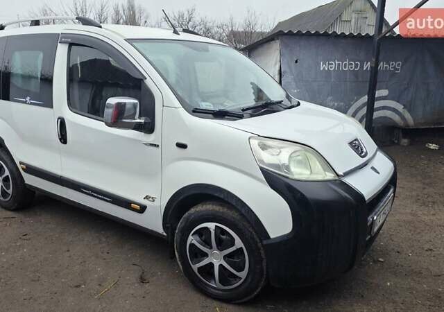 Белый Пежо Биппер груз.-пасс., объемом двигателя 1.36 л и пробегом 300 тыс. км за 4600 $, фото 1 на Automoto.ua