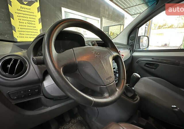 Белый Пежо Биппер груз.-пасс., объемом двигателя 1.4 л и пробегом 387 тыс. км за 4500 $, фото 2 на Automoto.ua