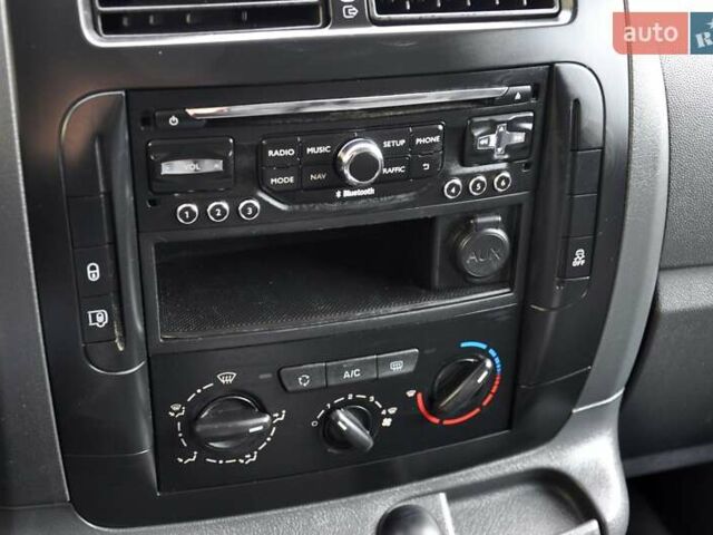 Белый Пежо Эксперт груз.-пасс., объемом двигателя 2 л и пробегом 240 тыс. км за 8999 $, фото 24 на Automoto.ua