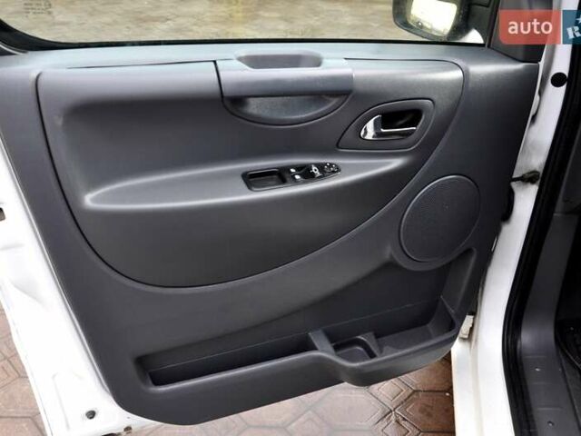 Белый Пежо Эксперт груз.-пасс., объемом двигателя 2 л и пробегом 240 тыс. км за 8999 $, фото 15 на Automoto.ua