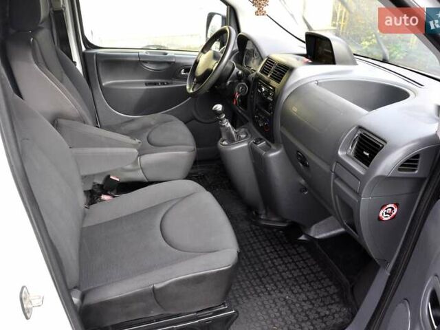 Белый Пежо Эксперт груз.-пасс., объемом двигателя 2 л и пробегом 240 тыс. км за 8999 $, фото 19 на Automoto.ua