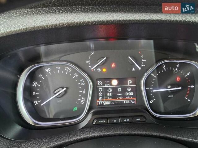 Белый Пежо Эксперт груз.-пасс., объемом двигателя 2 л и пробегом 170 тыс. км за 16499 $, фото 40 на Automoto.ua