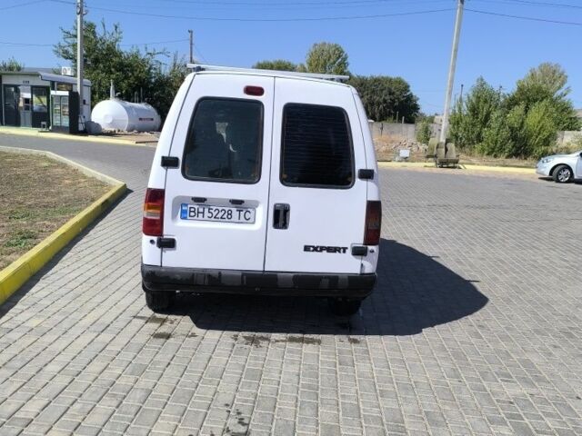 Белый Пежо Эксперт груз.-пасс., объемом двигателя 2 л и пробегом 370 тыс. км за 3900 $, фото 2 на Automoto.ua