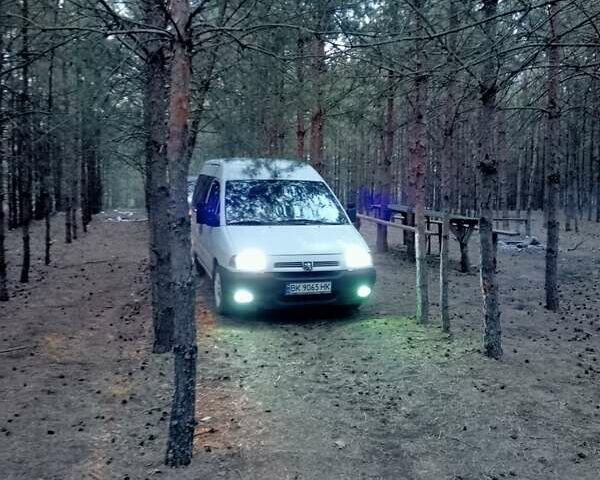 Белый Пежо Эксперт груз.-пасс., объемом двигателя 2 л и пробегом 450 тыс. км за 3300 $, фото 1 на Automoto.ua