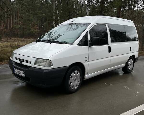Белый Пежо Эксперт груз.-пасс., объемом двигателя 2 л и пробегом 300 тыс. км за 3500 $, фото 1 на Automoto.ua