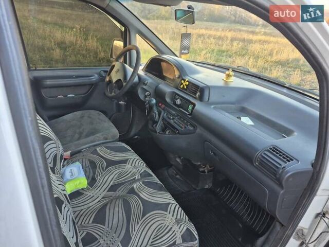 Белый Пежо Эксперт груз.-пасс., объемом двигателя 2 л и пробегом 300 тыс. км за 2550 $, фото 5 на Automoto.ua