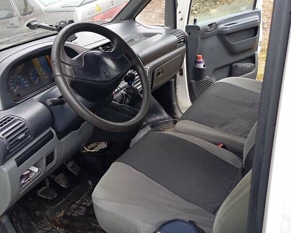 Белый Пежо Эксперт груз.-пасс., объемом двигателя 2 л и пробегом 500 тыс. км за 3000 $, фото 1 на Automoto.ua