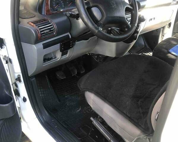 Белый Пежо Эксперт груз.-пасс., объемом двигателя 2 л и пробегом 400 тыс. км за 5100 $, фото 15 на Automoto.ua