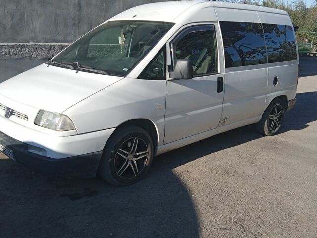 Белый Пежо Эксперт груз.-пасс., объемом двигателя 2 л и пробегом 370 тыс. км за 4063 $, фото 2 на Automoto.ua