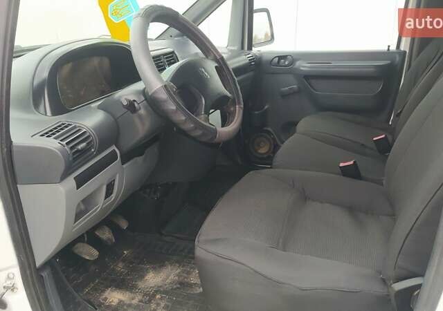 Пежо Эксперт груз.-пасс. 2006 в Калиновке на Automoto.ua Белый Пежо Эксперт груз.-пасс., объемом двигателя 1.87 л и пробегом 450 тыс. км за 4600 $, фото 9 на Automoto.ua