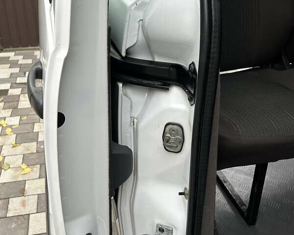 Белый Пежо Эксперт груз.-пасс., объемом двигателя 2 л и пробегом 288 тыс. км за 6300 $, фото 25 на Automoto.ua