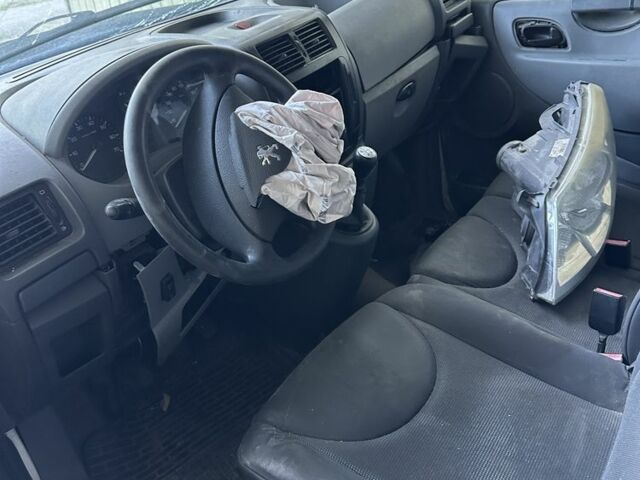 Белый Пежо Эксперт груз.-пасс., объемом двигателя 1.6 л и пробегом 350 тыс. км за 2350 $, фото 4 на Automoto.ua