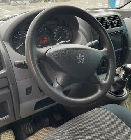 Белый Пежо Эксперт груз.-пасс., объемом двигателя 2 л и пробегом 323 тыс. км за 6500 $, фото 4 на Automoto.ua