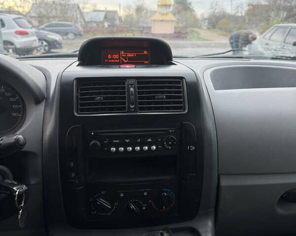 Белый Пежо Эксперт груз.-пасс., объемом двигателя 1.6 л и пробегом 405 тыс. км за 6000 $, фото 3 на Automoto.ua