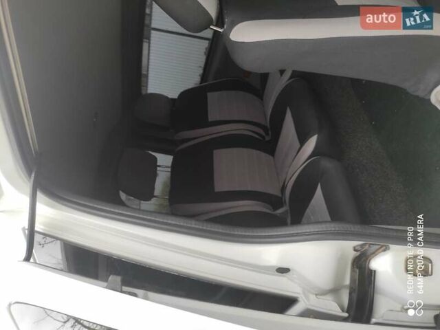 Белый Пежо Эксперт груз.-пасс., объемом двигателя 2 л и пробегом 282 тыс. км за 6500 $, фото 4 на Automoto.ua