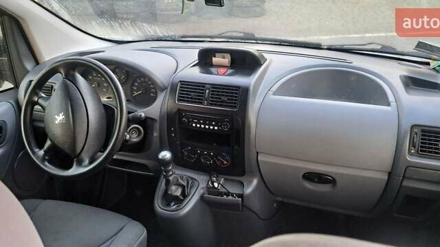 Белый Пежо Эксперт груз.-пасс., объемом двигателя 2 л и пробегом 417 тыс. км за 5700 $, фото 1 на Automoto.ua