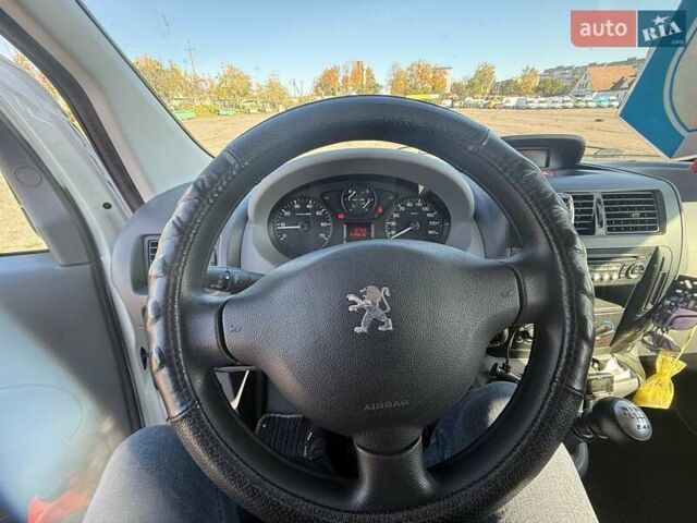 Белый Пежо Эксперт груз.-пасс., объемом двигателя 2 л и пробегом 239 тыс. км за 10000 $, фото 14 на Automoto.ua