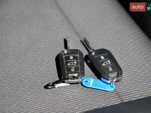 Белый Пежо Эксперт груз.-пасс., объемом двигателя 2 л и пробегом 229 тыс. км за 17500 $, фото 20 на Automoto.ua