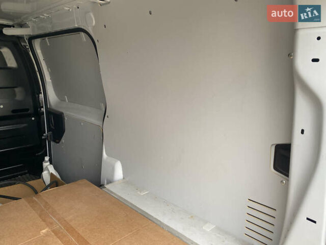 Белый Пежо Эксперт груз.-пасс., объемом двигателя 0 л и пробегом 21 тыс. км за 24500 $, фото 6 на Automoto.ua