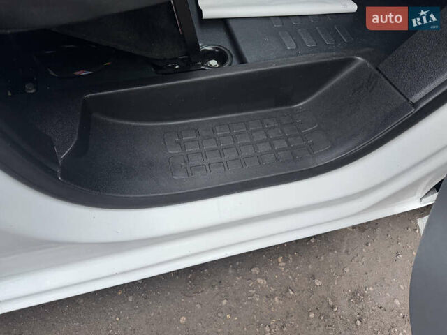 Белый Пежо Эксперт груз.-пасс., объемом двигателя 2 л и пробегом 255 тыс. км за 18800 $, фото 61 на Automoto.ua