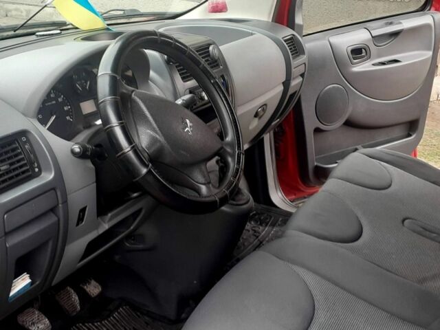 Красный Пежо Эксперт груз.-пасс., объемом двигателя 1.6 л и пробегом 335 тыс. км за 7200 $, фото 6 на Automoto.ua